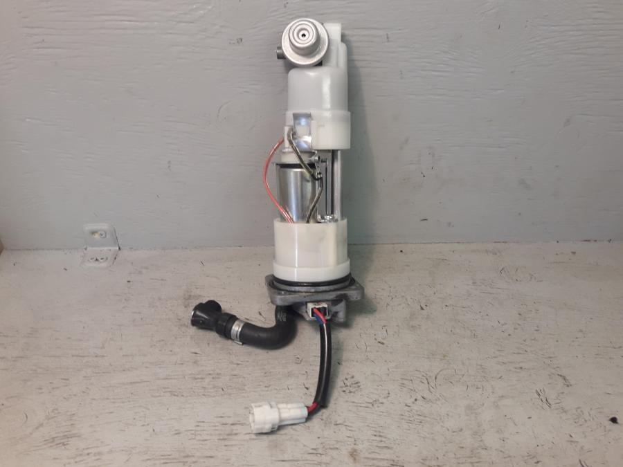 Framsidan på Bensinpump insprut från en KTM 1290 Super Duke -2016 motorcykel.