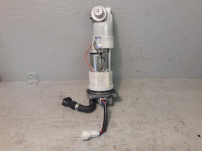 Framsidan på Bensinpump insprut från en KTM 1290 Super Duke -2016 motorcykel.