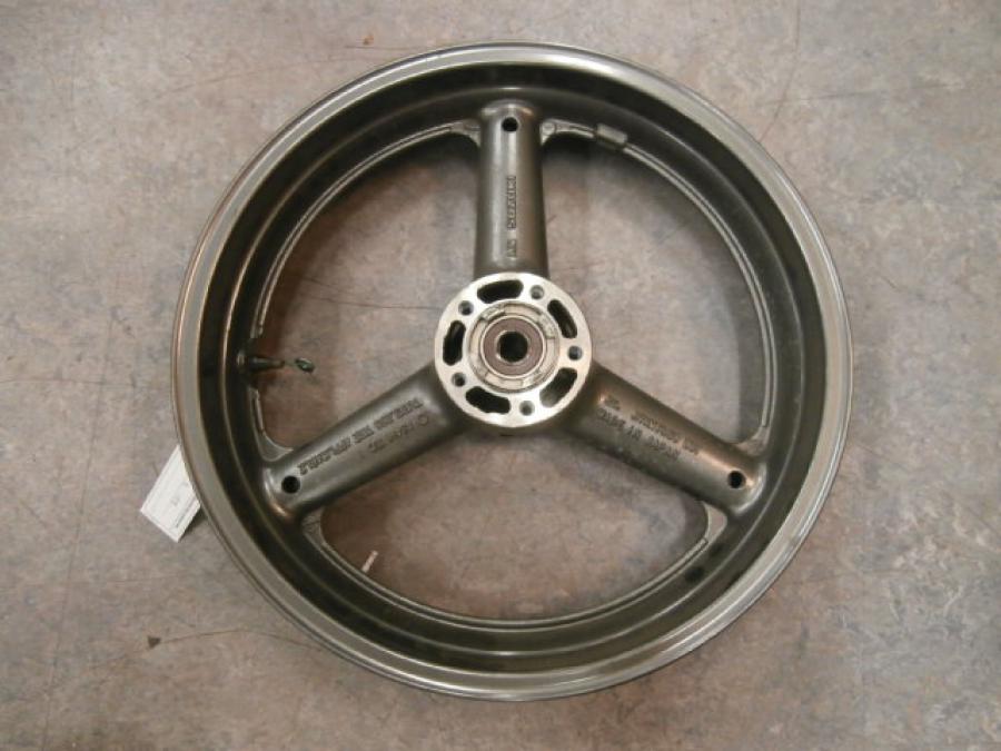 Framsidan på Fälg från en Suzuki RF 900 R -1998 motorcykel.