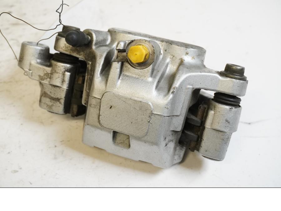 Baksidan på Bromsok från en Yamaha XVS 1100 -2001 motorcykel.