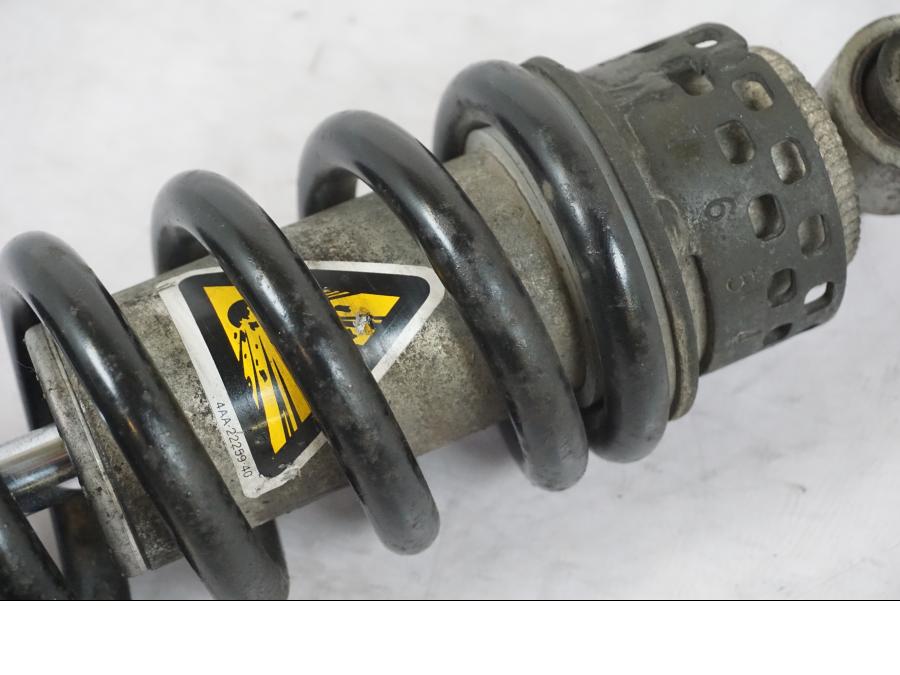 Vänster sida på Stötdämpare från en Yamaha XVS 1100 -2000 motorcykel.