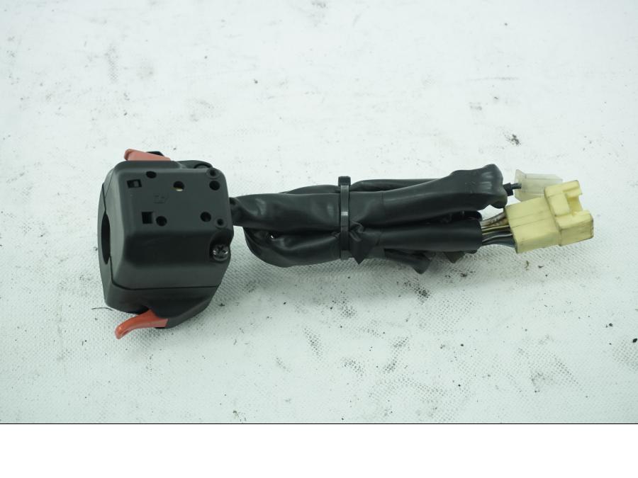 Baksidan på Styrelreglage från en Suzuki DL 1000 -2005 motorcykel.