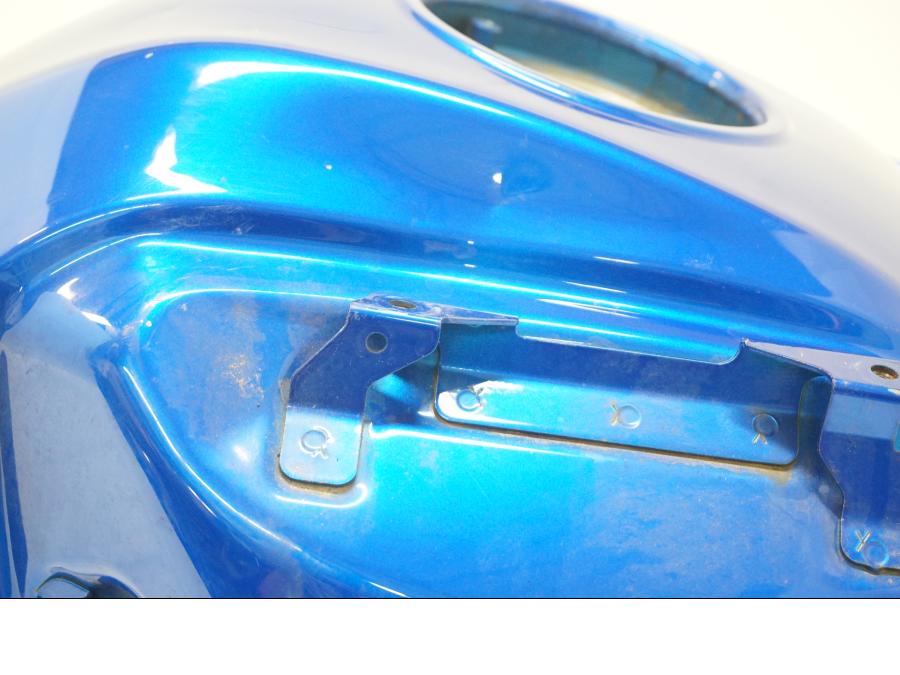 Snett uppifrån på Bensintank från en Kawasaki Versys 650 -2008 motorcykel.