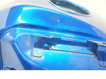 Snett uppifrån på Bensintank från en Kawasaki Versys 650 -2008 motorcykel.