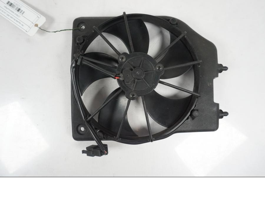 Snett uppifrån på Vattenkylfläkt från en MV Agusta Dragster -2014 motorcykel.