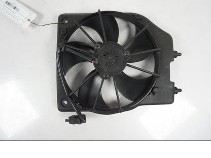 Snett uppifrån på Vattenkylfläkt från en MV Agusta Dragster -2014 motorcykel.