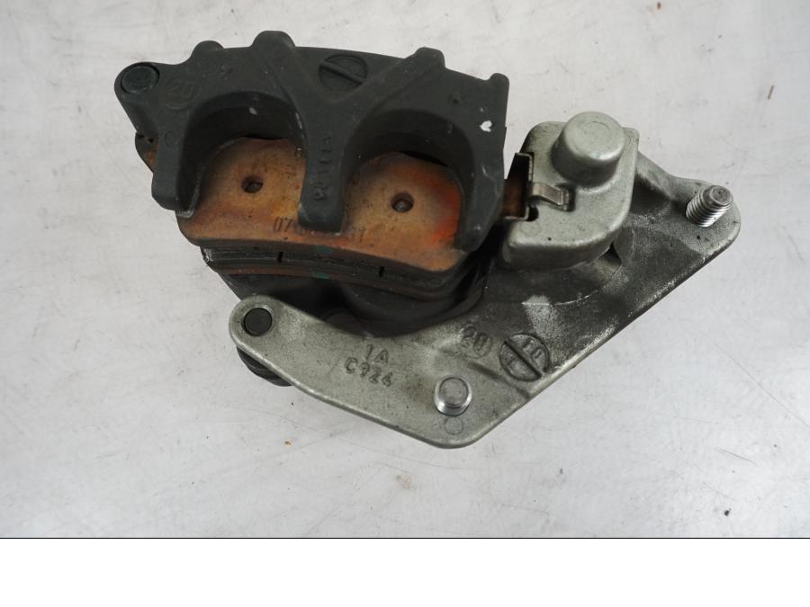 Snett nerifrån på Bromsok från en Triumph Bonneville T120 -2021 motorcykel.