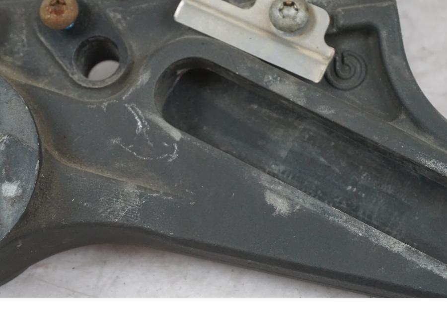 Baksidan på Bromsoksfäste från en BMW S 1000 RR -2010 motorcykel.