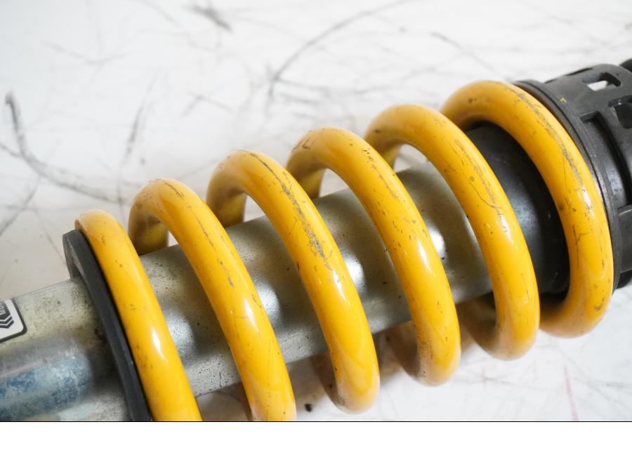 Snett nerifrån på Stötdämpare från en Honda CBR 600 -2002 motorcykel.