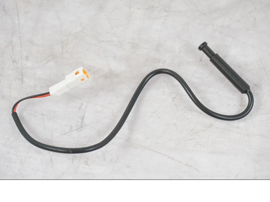 Vänster sida på Temperatursensor från en KTM 1290 Super Duke R -2022 motorcykel.