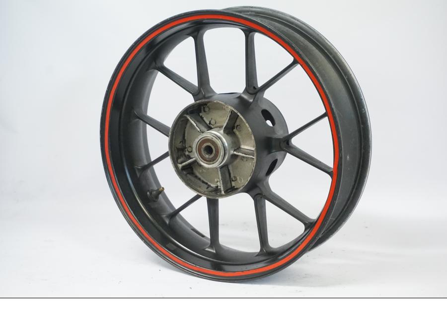 Framsidan på Fälg från en Honda CB 500 X -2015 motorcykel.