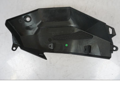 Snett nerifrån på Tankkåpa från en KTM 1290 Super Adventure -2023 motorcykel.