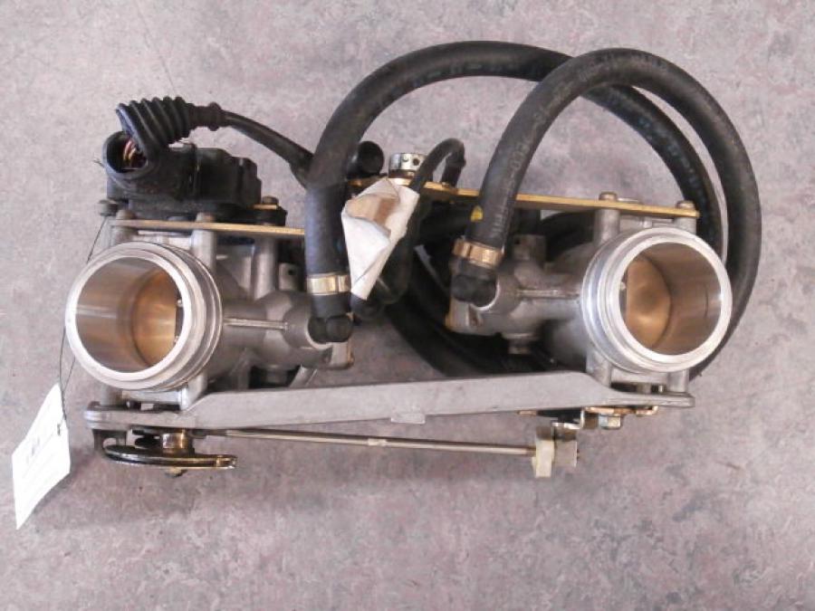 Vänster sida på Spjällhus från en Ducati 748 -2002 motorcykel.