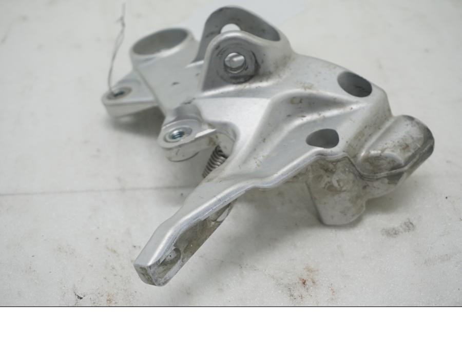 Baksidan på Fotpinnefäste från en KTM 690 SMCR -2016 motorcykel.