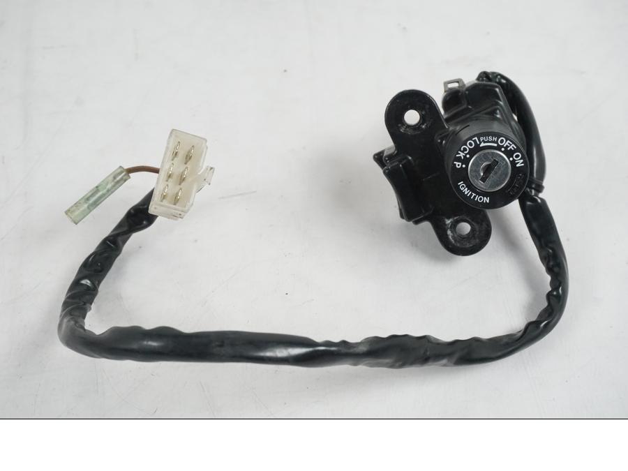 Extrabild5 på <p>Låssats från Kawasaki ZXR 400 1992.</p>

<p>Tändningslås, tanklock, sadellås och 2st nycklar.</p> motorcykel.