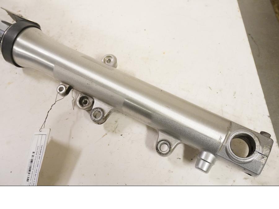 Baksidan på Gaffelben från en Yamaha BT 1100 -2003 motorcykel.