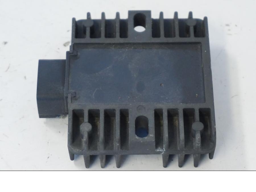 Vänster sida på Likriktare från en Kawasaki ER-6N -2012 motorcykel.