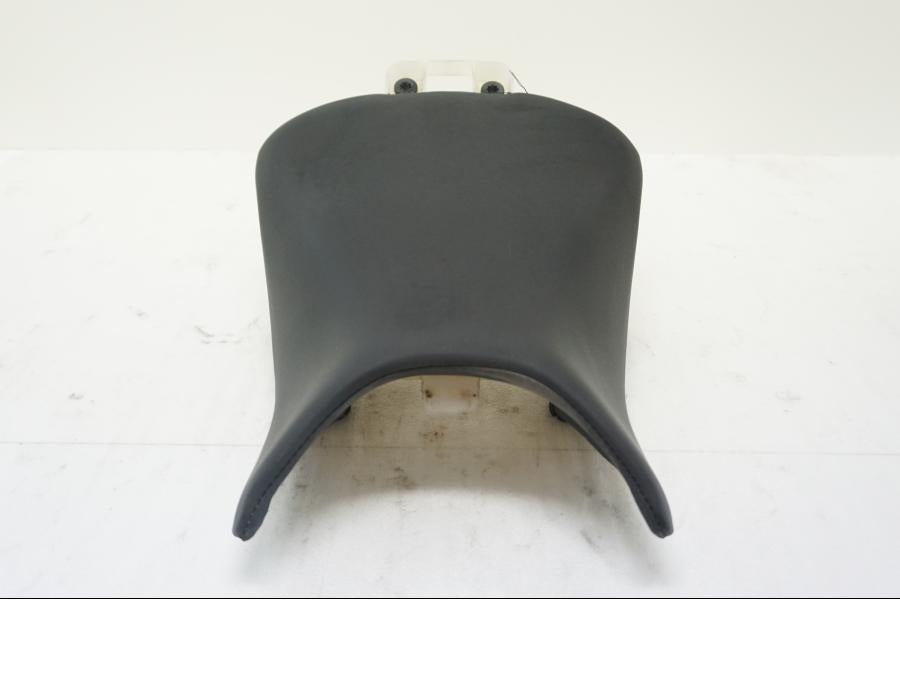 Höger sida på Sadel från en Honda CBR 500 R -2013 motorcykel.