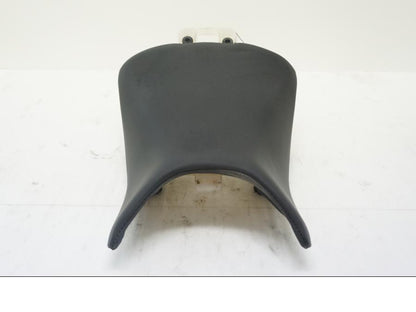 Höger sida på Sadel från en Honda CBR 500 R -2013 motorcykel.