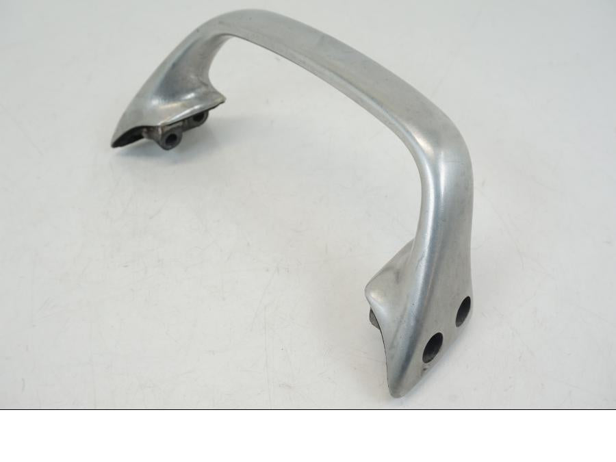 Snett uppifrån på Passagerarhandtag från en Honda CB 750 -2002 motorcykel.