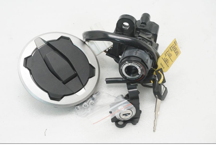 Framsidan på Låssats från en Kawasaki Z 400 -2020 motorcykel.