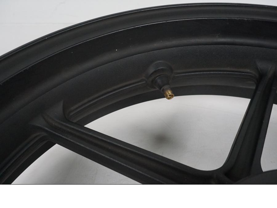 Vänster sida på Fälg från en Kawasaki Z 750 -2006 motorcykel.