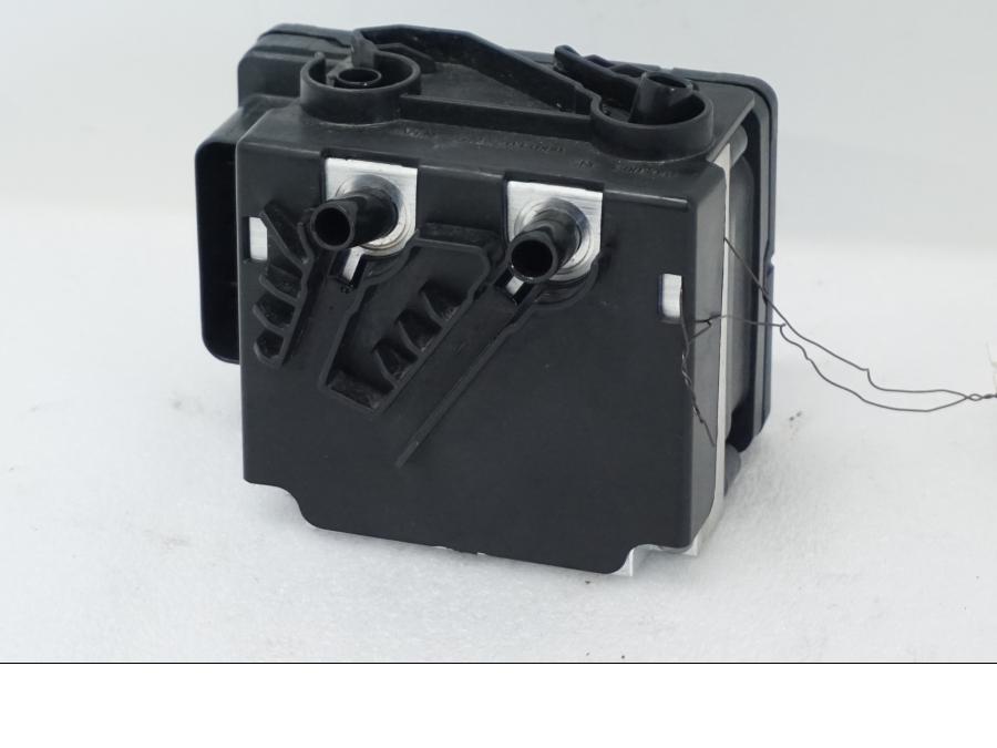 Baksidan på ABS Modulator från en KTM 1290 Super Adventure R -2021 motorcykel.