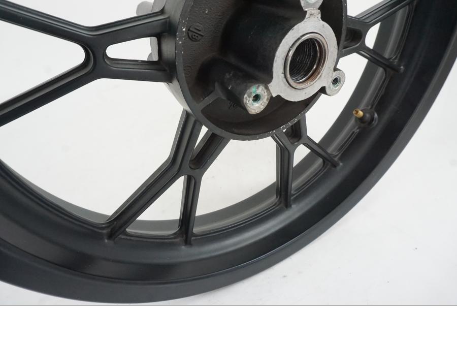 Höger sida på <p>Fälg bak till GENERISK 50 2T 2009 i bra skick, har små repor, se bilder</p> motorcykel.