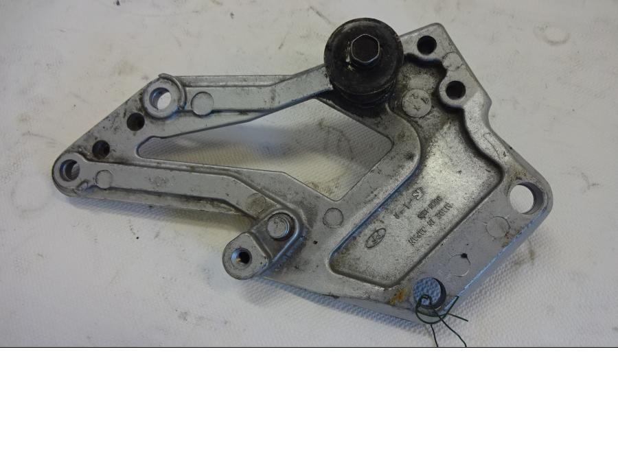 Baksidan på Fotpinnefäste från en Kawasaki GPX 750 R -1987 motorcykel.