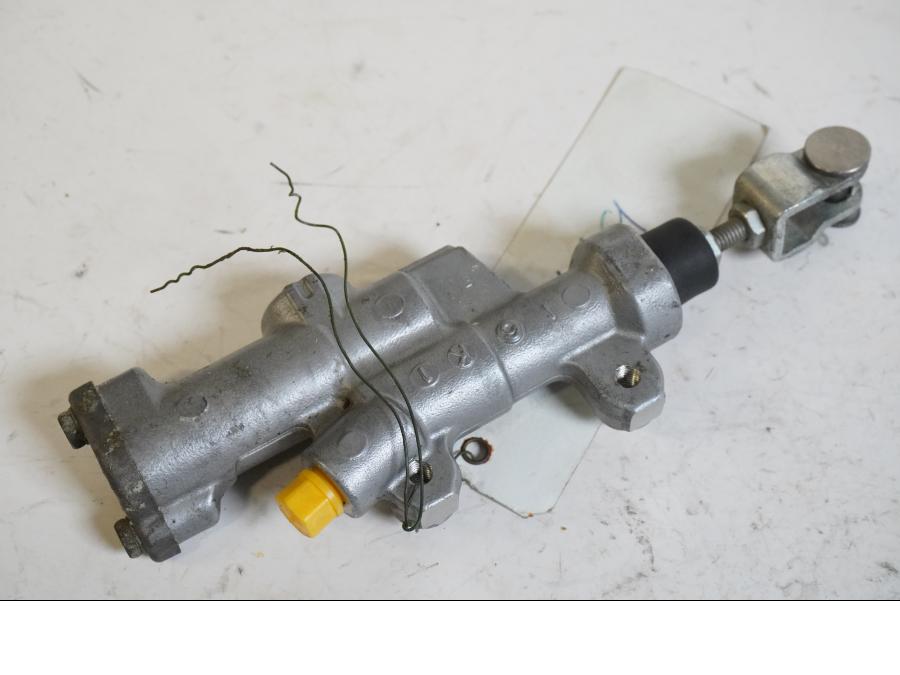 Baksidan på Bromshuvudcylinder från en Aprilia SXV 550 -2007 motorcykel.