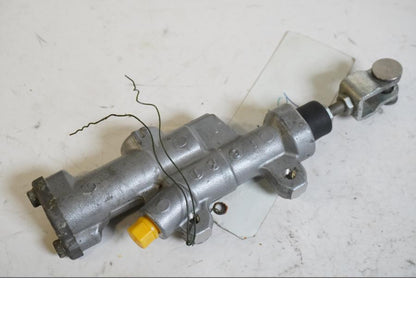 Baksidan på Bromshuvudcylinder från en Aprilia SXV 550 -2007 motorcykel.