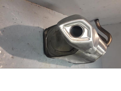 Höger sida på Avgassystem från en Kawasaki Versys 650 -2015 motorcykel.