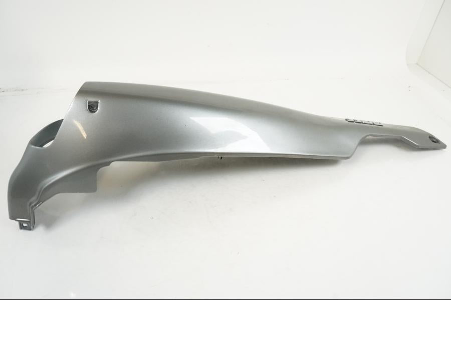 Snett nerifrån på Bakvinge från en Kawasaki ZZR 1100 -1994 motorcykel.