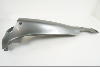 Snett nerifrån på Bakvinge från en Kawasaki ZZR 1100 -1994 motorcykel.