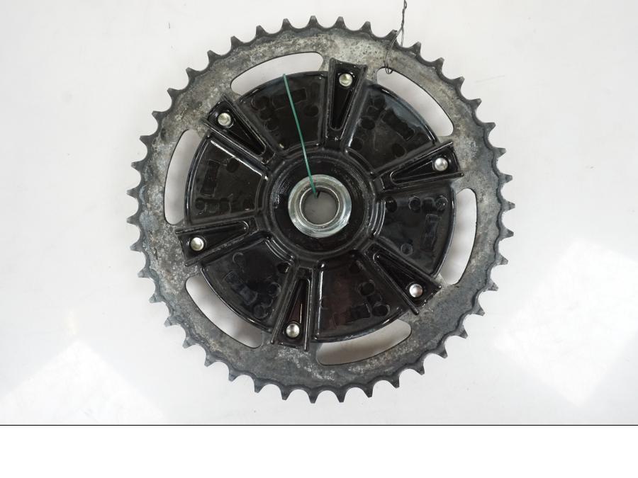 Snett uppifrån på Drevfäste från en Yamaha MT-07 -2019 motorcykel.