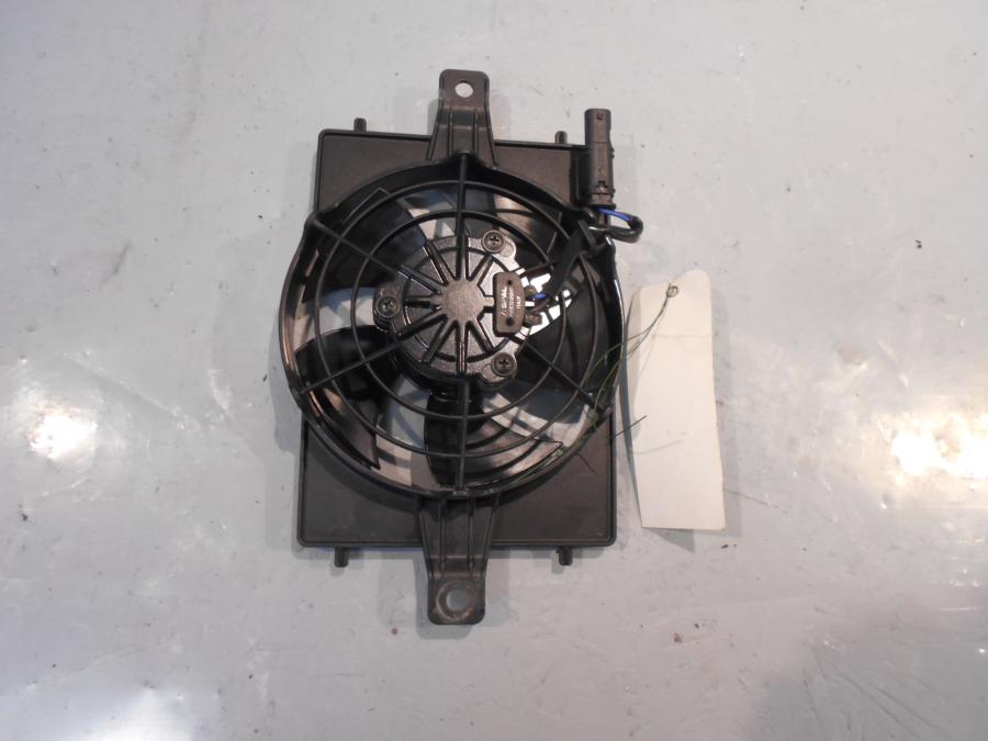 Framsidan på Vattenkylfläkt från en BMW R 1200 GS -2014 motorcykel.