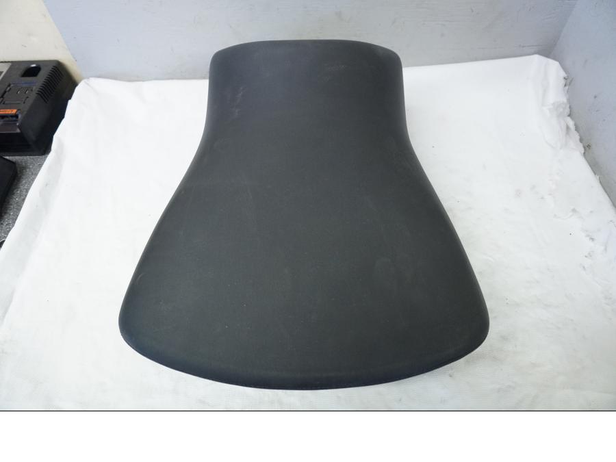 Höger sida på Sadel från en BMW K 1600 -2015 motorcykel.