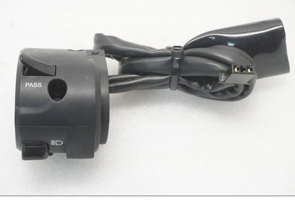 Baksidan på Styrelreglage från en Kawasaki Z 400 -2020 motorcykel.