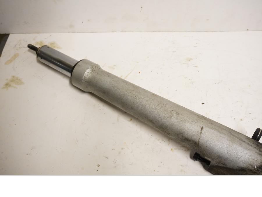 Höger sida på Gaffelben från en BMW K 1200 LT -2004 motorcykel.