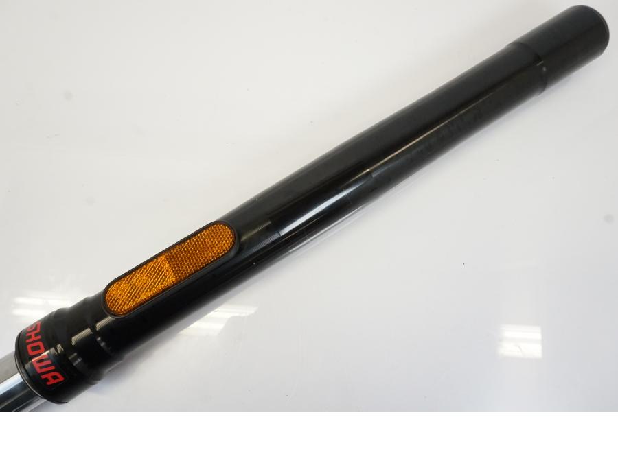 Snett nerifrån på Gaffelben från en Triumph Trident -2021 motorcykel.