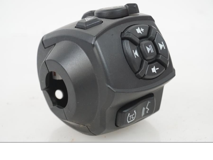 Framsidan på Styrelreglage från en H-D Adventure Pan America Special RA1250S -2021 motorcykel.