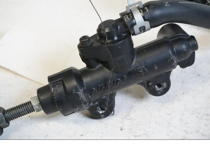 Höger sida på Bromshuvudcylinder från en Suzuki VL 1500 -2002 motorcykel.