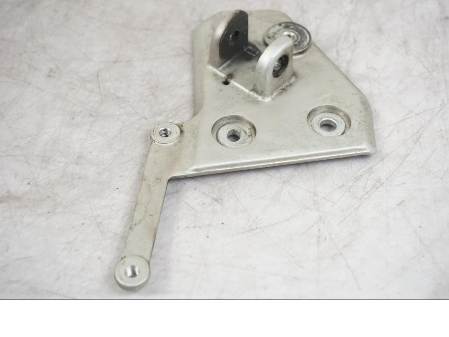 Höger sida på Fotpinnefäste från en Triumph Tiger -2009 motorcykel.