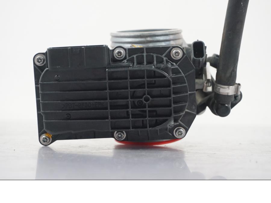 Höger sida på Spjällhus från en KTM 690 Duke -2015 motorcykel.