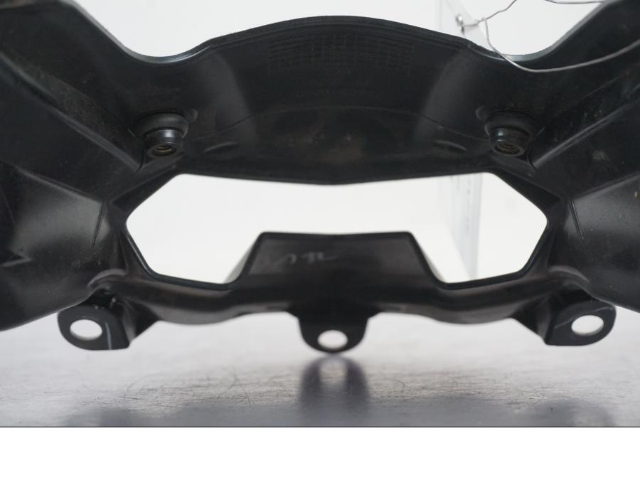 Snett uppifrån på Vindrutefäste från en Kawasaki Z 900 -2019 motorcykel.