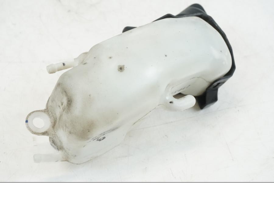 Vänster sida på Vattenexpansionskärl från en Honda CB 650 F Hornet -2017 motorcykel.