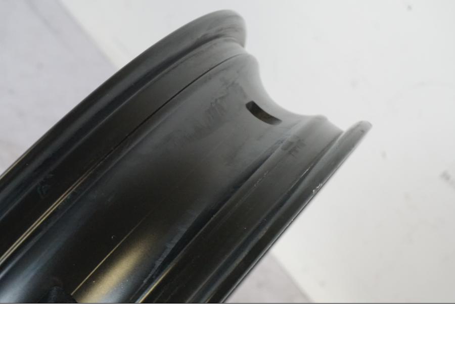 Snett nerifrån på Fälg från en Yamaha MT-09 -2024 motorcykel.