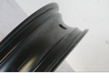 Snett nerifrån på Fälg från en Yamaha MT-09 -2024 motorcykel.