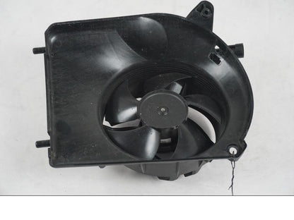 Framsidan på Vattenkylfläkt från en KTM 1290 Super Duke R -2022 motorcykel.