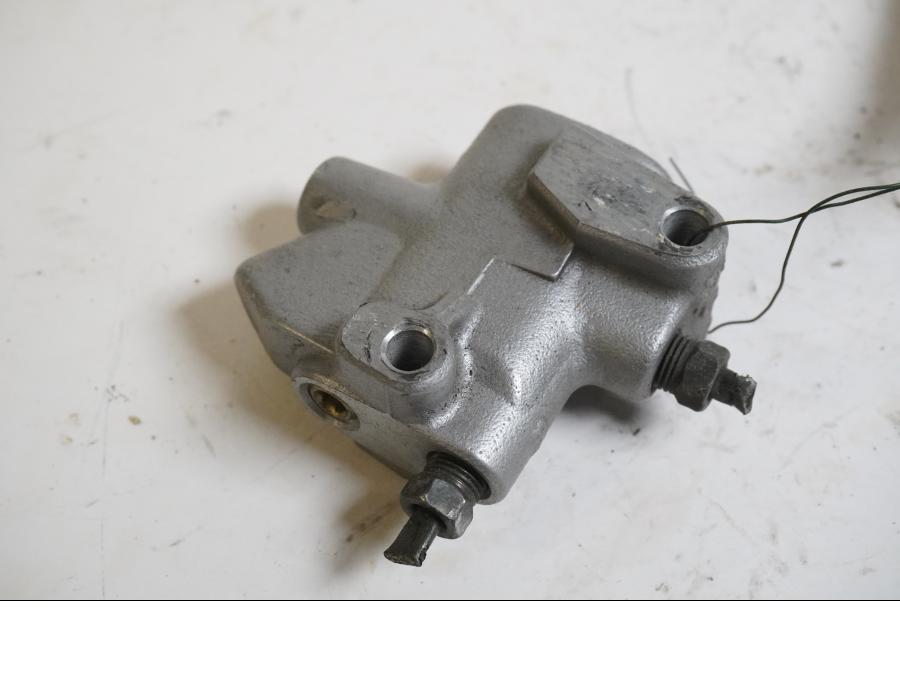 Framsidan på Bromsfördelare från en Honda VTX 1800 -2002 motorcykel.